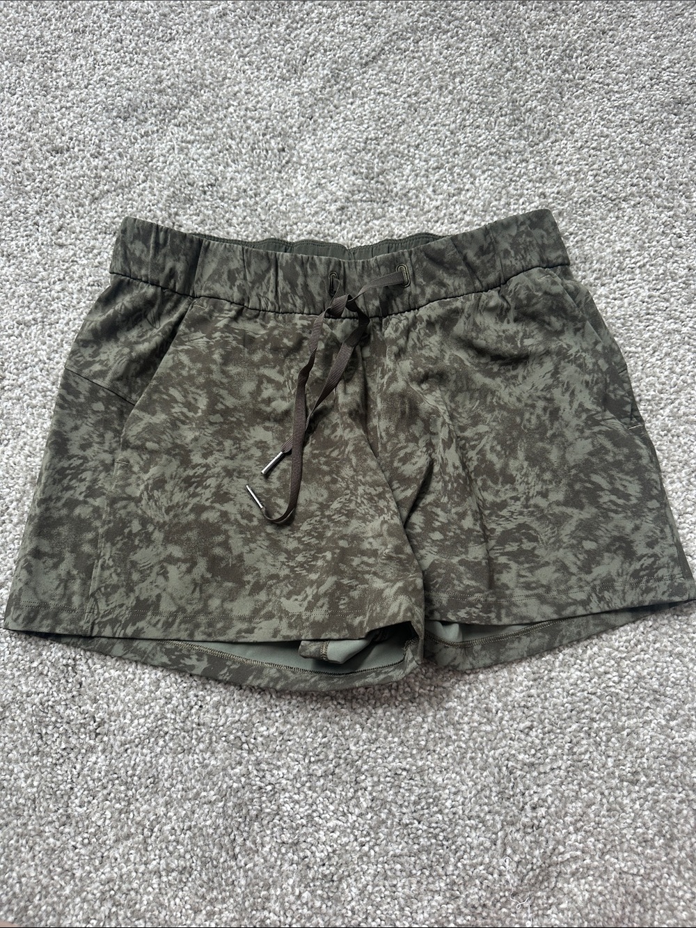 Lululemon On the Fly Mid-rise short